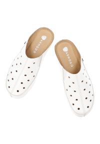 Białe Klapki Armodo Wygodne Obuwie Damskie. Okazja: na spacer. Kolor: biały. Materiał: skóra. Styl: klasyczny, elegancki #4