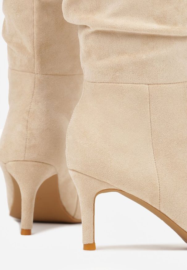 Born2be - Beżowe Kozaki z Imitacji Zamszu na Szpilce z Marszczoną Cholewką Rilareia. Kolor: beżowy. Materiał: zamsz. Szerokość cholewki: normalna. Obcas: na szpilce. Styl: elegancki. Wysokość obcasa: średni