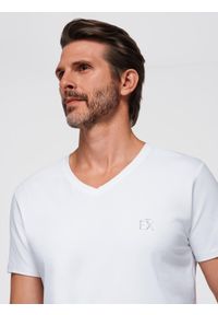 Ombre Clothing - Męski t-shirt V-neck SLIM FIT z elastanem i printem – biały V2 - Rozmiar: M. Okazja: na co dzień. Typ kołnierza: dekolt w serek. Kolor: biały. Materiał: elastan. Wzór: nadruk. Styl: casual