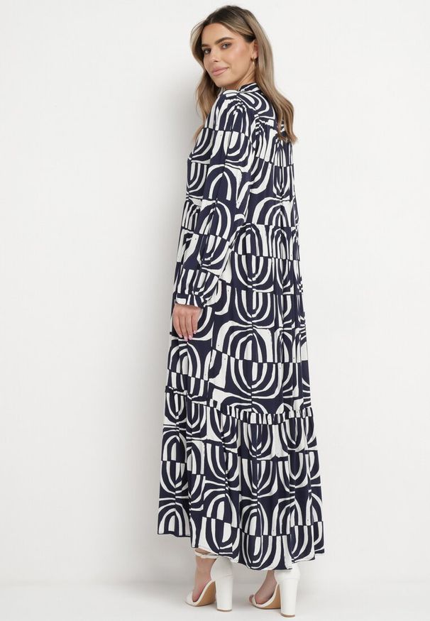 Born2be - Granatowo-Biała Sukienka Długa Rozkloszowana w Geometryczny Print o Koszulowym Kroju Verdana. Kolor: niebieski. Materiał: tkanina. Wzór: nadruk, geometria. Sezon: lato. Typ sukienki: koszulowe. Styl: klasyczny. Długość: maxi
