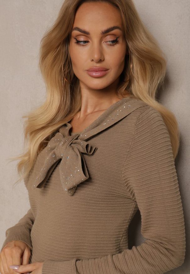 Renee - Ciemnobeżowy Sweter z Prążkowanej Dzianiny z Wiskozą Ozdobiony Cyrkoniami i Wiązaniem Tintorinae. Okazja: na co dzień. Kolor: beżowy. Materiał: dzianina, wiskoza, prążkowany. Długość rękawa: długi rękaw. Długość: długie. Wzór: aplikacja. Styl: elegancki, casual