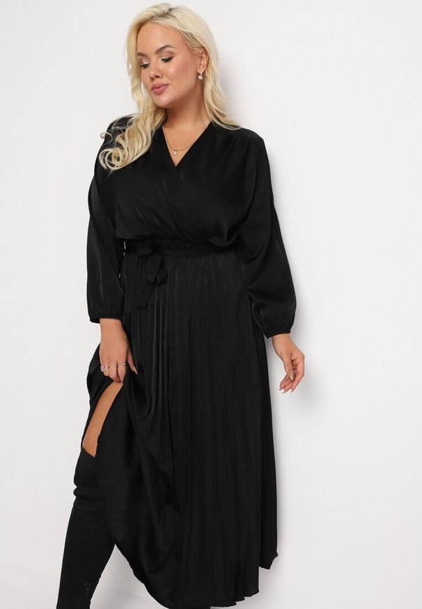 Born2be - Czarna Sukienka Maxi z Gumką w Pasie i Kopertowym Dekolcie Bertrama. Typ kołnierza: dekolt kopertowy. Kolor: czarny. Materiał: materiał. Typ sukienki: kopertowe. Długość: maxi