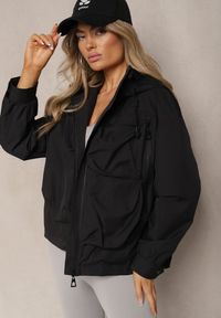 Renee - Czarna Kurtka o Fasonie Wiatrówki Ozdobiona Kieszeniami Bralisa. Okazja: na co dzień, na spacer. Kolor: czarny. Wzór: aplikacja. Styl: sportowy, casual, elegancki