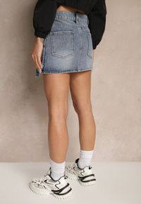 Renee - Niebieska Jeansowa Spódnica z Bawełny Ozdobiona Paskami Parimi. Okazja: na co dzień. Stan: podwyższony. Kolor: niebieski. Materiał: bawełna, jeans. Wzór: aplikacja. Styl: casual #4