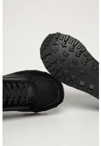 Armani Exchange Buty kolor czarny. Nosek buta: okrągły. Zapięcie: sznurówki. Kolor: czarny. Materiał: guma