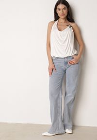 Born2be - Biały Elegancki Top Halter Ozdobiony Łańcuszkiem i Kwiatową Broszką Idisara. Okazja: na co dzień. Typ kołnierza: dekolt halter. Kolor: biały. Materiał: jeans. Wzór: kwiaty, aplikacja. Styl: elegancki #8