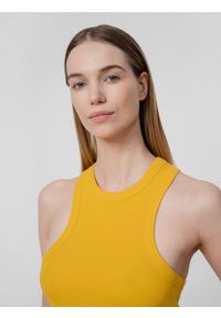 4f - Crop top z prążkowanej dzianiny damski. Kolor: żółty. Materiał: dzianina, prążkowany