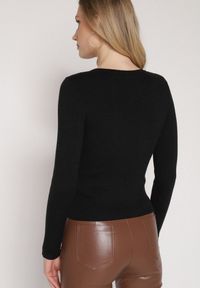 Born2be - Czarny Sweter z Wiskozą Zdobiony Metaliczną Nicią i Guzikami przy Dekolcie Lianola. Okazja: na co dzień. Kolor: czarny. Materiał: wiskoza. Wzór: aplikacja. Styl: casual #4