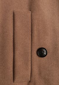 Born2be - Beżowy Krótki Płaszcz z Wiskozą o Pudełkowym Kroju z Wiązanym Paskiem i Kołnierzem Tusilia. Okazja: na co dzień. Kolor: beżowy. Materiał: wiskoza. Długość: krótkie. Styl: casual, klasyczny #5