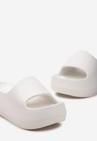 Renee - Białe Piankowe Klapki na Jednolitej Platformie Natanna. Nosek buta: otwarty. Kolor: biały. Materiał: guma. Wzór: jednolity. Obcas: na platformie. Wysokość obcasa: niski