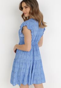 Born2be - Niebieska Sukienka Diomanassa. Typ kołnierza: dekolt w serek. Kolor: niebieski. Materiał: tkanina. Wzór: kwiaty, nadruk. Sezon: wiosna, lato. Długość: mini #3