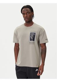 Adidas - adidas T-Shirt National Geographic KC2350 Beżowy Loose Fit. Kolor: beżowy. Materiał: syntetyk, bawełna #1