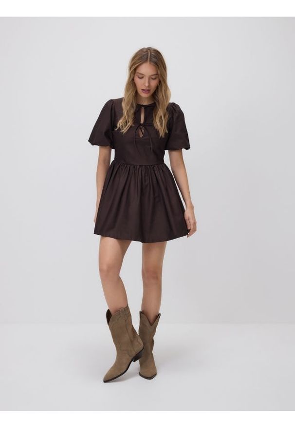 Reserved - Sukienka mini - ciemnobrązowy. Kolor: brązowy. Materiał: dzianina. Długość: mini