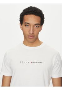 TOMMY HILFIGER - Tommy Hilfiger T-Shirt UM0UM03525 Biały Regular Fit. Kolor: biały. Materiał: bawełna #3