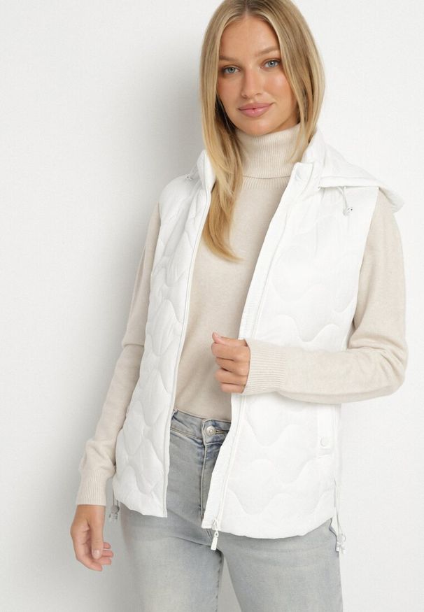 Born2be - Biała Kamizelka z Odpinanym Kapturem Ozdobiona Pikowaniem Cirisse. Okazja: na co dzień, na spacer. Kolor: biały. Materiał: jeans. Wzór: aplikacja. Styl: klasyczny, casual, elegancki