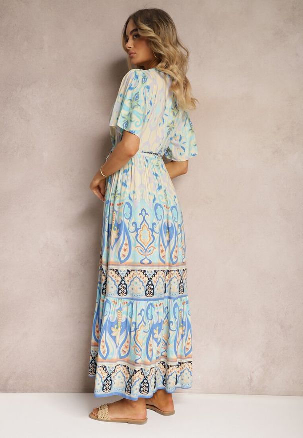 Renee - Niebieska Boho Sukienka z Wiskozy z Ozdobnymi Guzikami i Cienkim Paskiem w Talii Dimosia. Okazja: na co dzień. Typ kołnierza: dekolt w kształcie V. Kolor: niebieski. Materiał: wiskoza. Sezon: lato. Typ sukienki: proste. Styl: boho