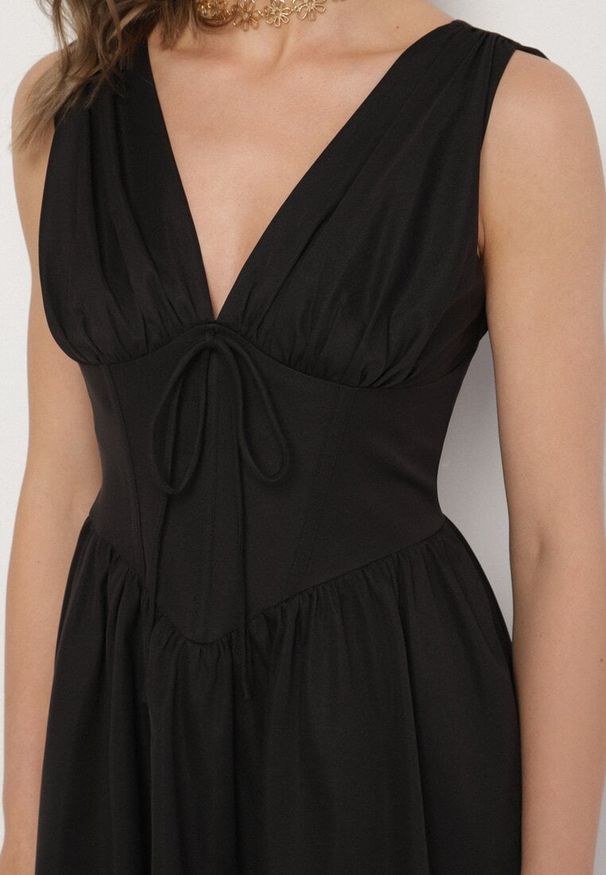 Born2be - Czarna Sukienka Vices o Rozkloszowanym Kroju z Wiązaniem Foliseia. Okazja: na co dzień. Typ kołnierza: dekolt w kształcie V. Kolor: czarny. Materiał: jeans, poliester. Długość rękawa: bez rękawów. Styl: klasyczny, casual, elegancki