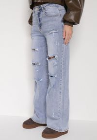 Born2be - Niebieskie Szerokie Jeansy z Wysokim Stanem Zdobione Przetarciami i Dziurami Brizeth. Okazja: na co dzień. Stan: podwyższony. Kolor: niebieski. Wzór: aplikacja. Styl: casual #1