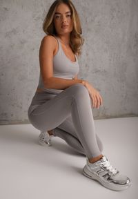 Renee - Szary Komplet Sportowy Legginsy High Waist i Top z Uszywnieniem Ulrike. Kolor: szary #4