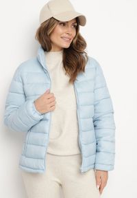 Born2be - Jasnoniebieska Kurtka Wiatrówka z Odpinanym Kapturem z Odpinaną Pikowaną Stroną Zinlia. Kolor: niebieski. Materiał: jeans. Długość rękawa: długi rękaw. Długość: długie #3