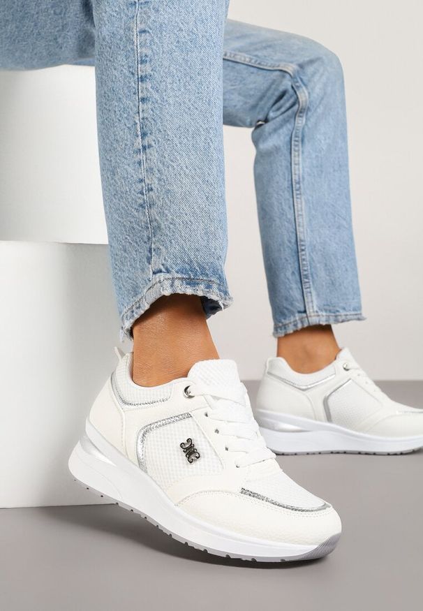 Born2be - Białe Sneakersy na Koturnie z Metalicznymi Ozdobami Lavselia. Okazja: na co dzień. Kolor: biały. Materiał: jeans. Wzór: aplikacja. Obcas: na koturnie