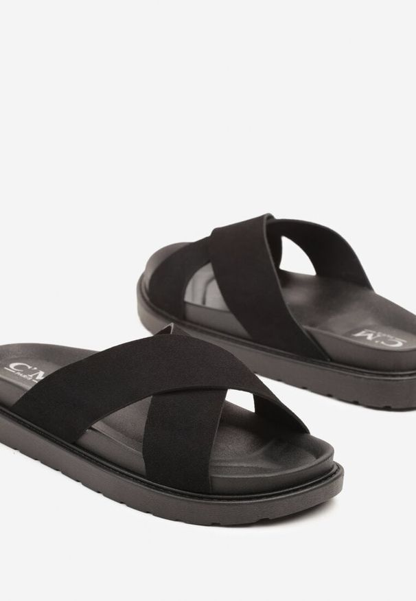 Born2be - Czarne Klapki z Dwoma Paskami Liariselle. Okazja: na co dzień. Kolor: czarny. Materiał: jeans. Wzór: paski. Sezon: lato. Styl: elegancki, casual