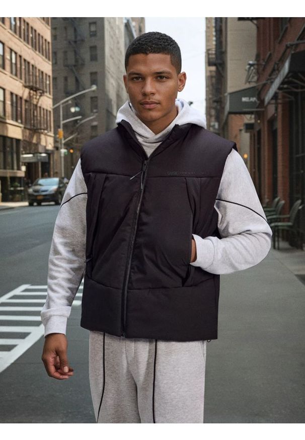 Sinsay - Kamizelka puffer ze stójką - czarny. Kolor: czarny