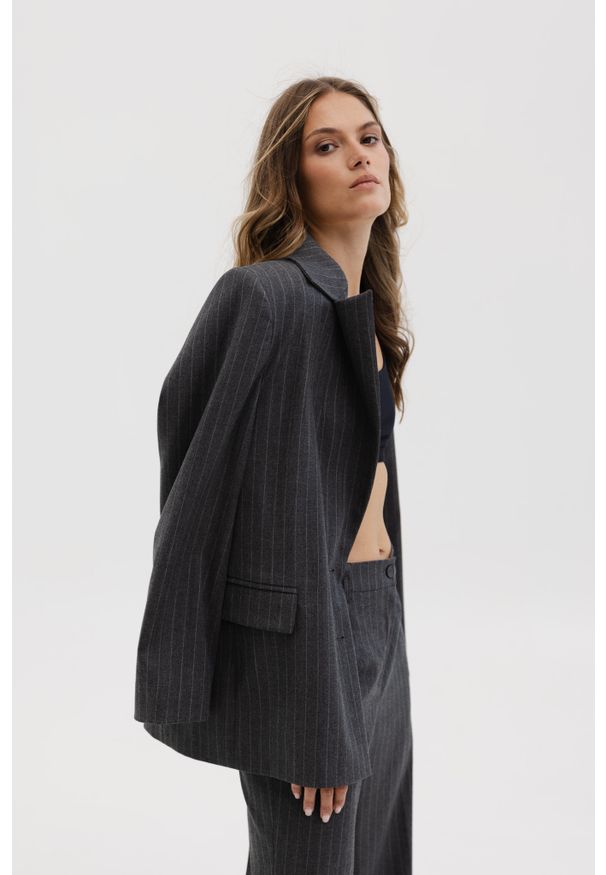 WEŁNIANA MARYNARKA MATYLDA SZARA L - Flawless. Okazja: na co dzień, na spotkanie biznesowe. Kolor: szary. Materiał: wełna. Styl: klasyczny, casual, biznesowy, elegancki