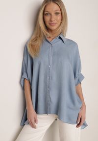 Born2be - Jasnoniebieska Nietoperzowa Koszula Oversize z Wiskozą z Rękawami 3/4 Mathei. Okazja: na co dzień. Typ kołnierza: kołnierzyk klasyczny. Kolor: niebieski. Materiał: wiskoza. Wzór: gładki. Sezon: lato. Styl: casual, klasyczny #1