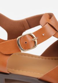 Renee - Jasnobrązowe Sandały VICES z Przeplatanymi Paseczkami i Klamerką Metiphia. Okazja: na co dzień. Zapięcie: pasek. Kolor: brązowy. Wzór: nadruk. Sezon: lato. Styl: casual, elegancki #5