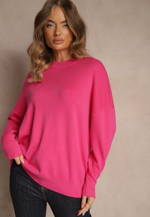 Renee - Fuksjowy Nietoperzowy Sweter w Minimalistycznym Stylu Raliava. Okazja: na co dzień. Kolor: różowy. Materiał: skóra, jeans. Styl: casual, elegancki