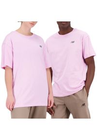 Koszulka New Balance UT21503LLC - różowa. Kolor: różowy. Materiał: materiał. Wzór: aplikacja