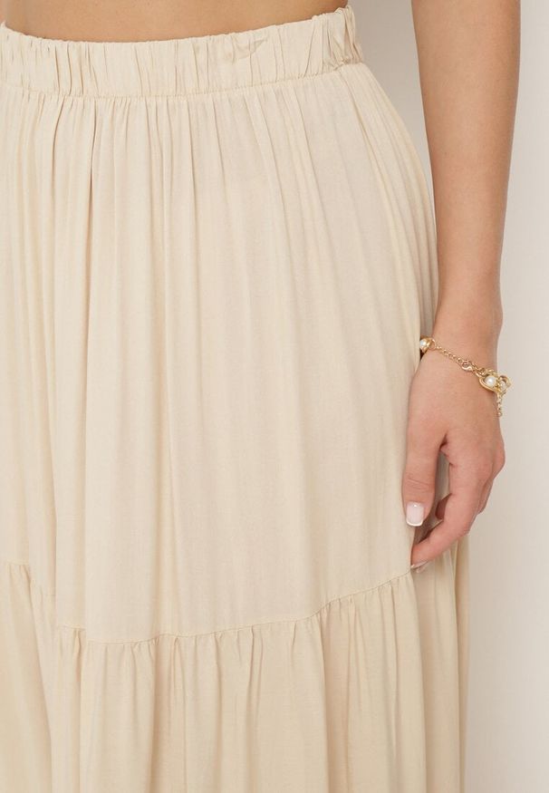 Born2be - Beżowa Rozkloszowana Spódnica z Wiskozy z Wysokim Stanem z Gumką w Pasie z Falbanką Prisella. Okazja: na co dzień. Stan: podwyższony. Kolor: beżowy. Materiał: wiskoza. Styl: boho, casual