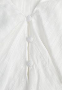 Born2be - Biała Bawełniana Bluzka w Romantycznym Stylu z Falbankami i Wiązaniem Cezarina. Okazja: na co dzień, do pracy, na spotkanie biznesowe. Typ kołnierza: kołnierz z falbankami. Kolor: biały. Materiał: bawełna. Styl: casual, biznesowy, elegancki #4