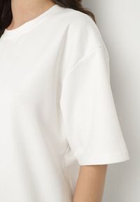 Born2be - Biały T-shirt z Bawełną w Klasycznym Stylu Meravia. Okazja: na co dzień. Kolor: biały. Materiał: bawełna. Wzór: gładki. Styl: klasyczny #7