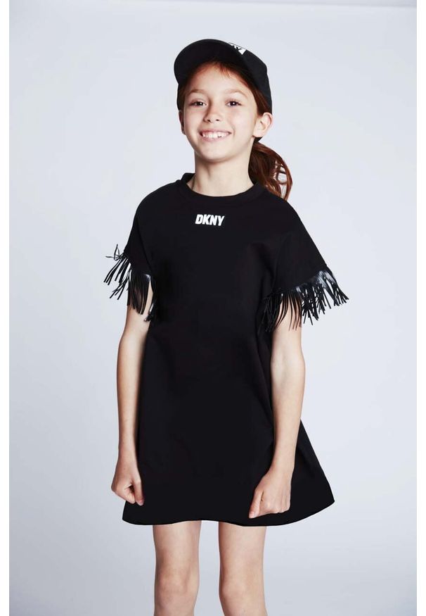 DKNY - Dkny czapka z daszkiem bawełniana dziecięca kolor czarny z nadrukiem. Kolor: czarny. Materiał: bawełna. Wzór: nadruk