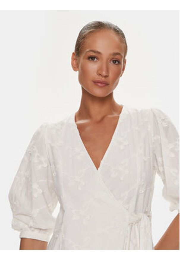 Selected Femme Sukienka codzienna 16089220 Biały Regular Fit. Okazja: na co dzień. Kolor: biały. Materiał: bawełna. Typ sukienki: proste. Styl: casual