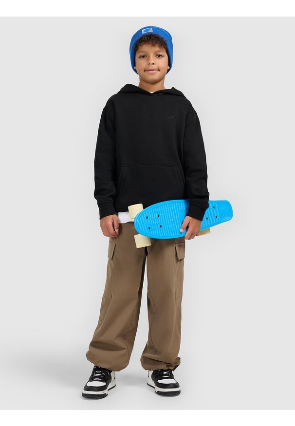 4f - 4F Bluza dresowa nierozpinana z kapturem chłopięca - czarna 122 (6-7 lat). Okazja: na co dzień. Typ kołnierza: kaptur. Kolor: czarny. Materiał: dresówka. Wzór: ze splotem, gładki. Sezon: lato. Styl: casual, sportowy