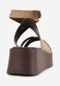 Renee - Ciemnobeżowe Sandały na Platformie i Koturnie z Geometryczną Cholewką i Nitami Amanome. Zapięcie: sprzączka. Kolor: beżowy. Wzór: geometria. Sezon: wiosna, lato. Obcas: na koturnie #7