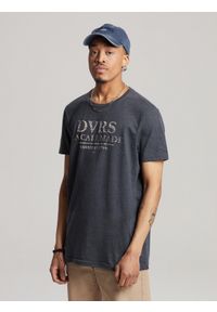 Diverse - T-shirt męski z nadrukiem CALI SOL 02 S1817 - granatowy. Kolor: niebieski. Materiał: poliester, bawełna. Wzór: nadruk