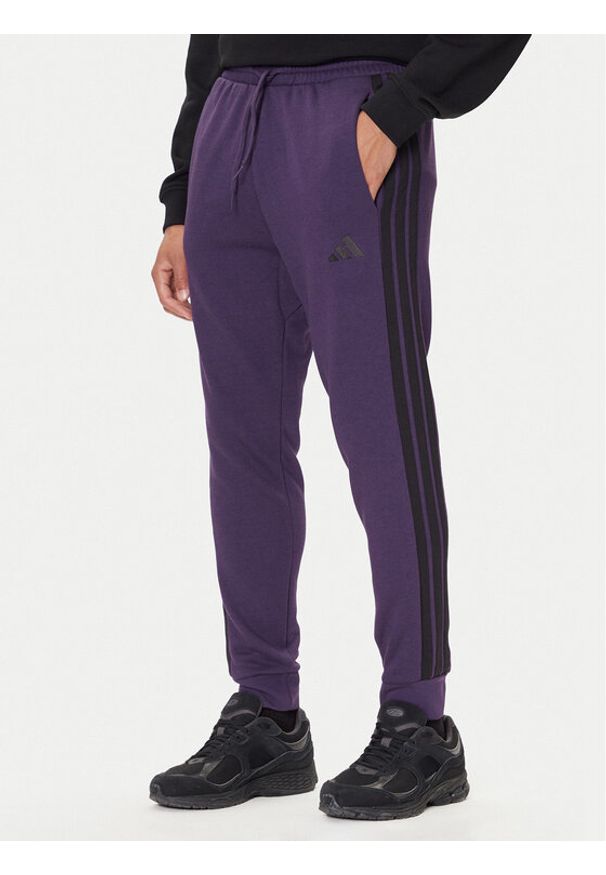 Adidas - adidas Spodnie dresowe Essentials 3-Stripes JX0750 Fioletowy Regular Fit. Kolor: fioletowy. Materiał: bawełna