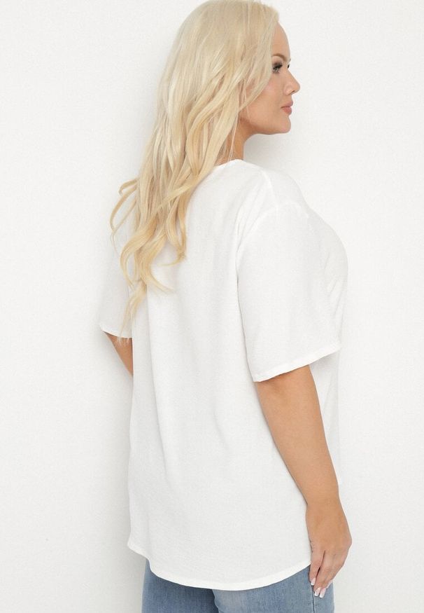 Born2be - Biała Klasyczna Bluzka z Krótkim Rękawem Nilbia. Okazja: na spotkanie biznesowe, do pracy, na co dzień. Kolekcja: plus size. Kolor: biały. Materiał: jeans. Długość rękawa: krótki rękaw. Długość: krótkie. Styl: klasyczny