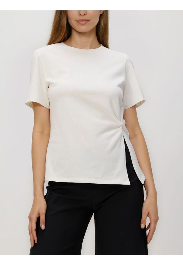 Reserved - T-shirt z ozdobnym detalem - złamana biel. Materiał: dzianina, bawełna