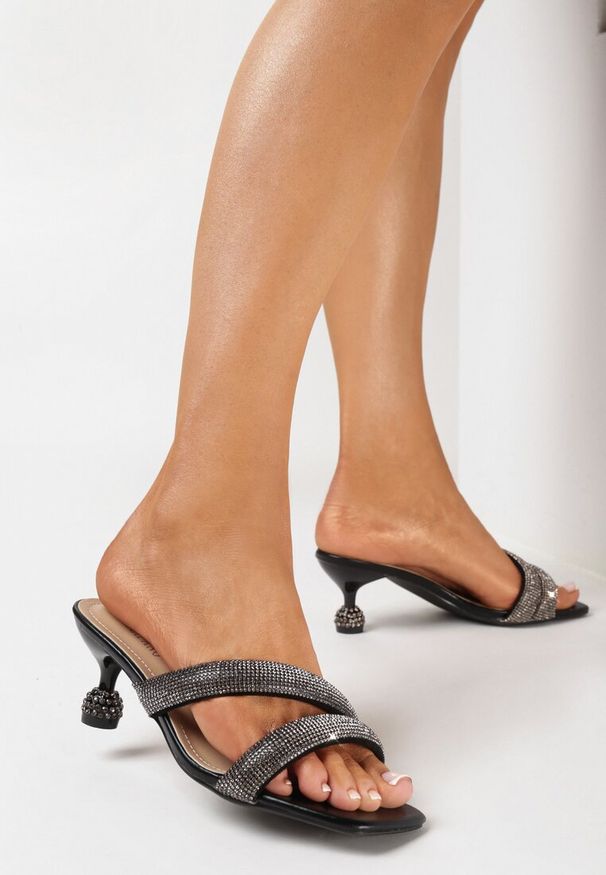 Born2be - Czarne Klapki na Ozdobnym Niskim Obcasie z Cyrkoniami na Paskach Tenli. Kolor: czarny. Obcas: na obcasie. Styl: glamour, elegancki. Wysokość obcasa: niski