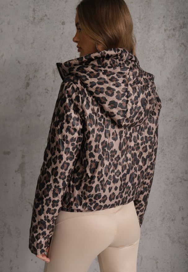 Renee - Ciemnobeżowa Panterkowa Kurtka z Odpinanym Kapturem Anastaera. Okazja: na co dzień. Kolor: beżowy. Materiał: jeans, poliester. Wzór: motyw zwierzęcy, nadruk. Styl: casual