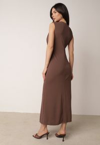 Born2be - Brązowa Elegancka Sukienka z Marszczeniami i Drapowaniem o Taliowanym Kroju z Metalowym Akcentem Azaervienne. Okazja: do pracy, na co dzień. Kolor: brązowy. Typ sukienki: proste. Styl: elegancki. Długość: maxi #8