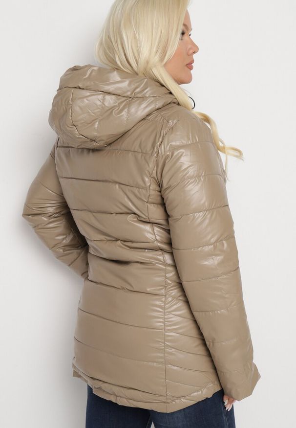 Born2be - Beżowa Pikowana Kurtka z Kapturem Terilire. Okazja: na co dzień. Typ kołnierza: kaptur. Kolor: beżowy. Materiał: jeans. Długość: długie. Styl: casual, klasyczny, elegancki, wizytowy