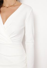 Born2be - Biała Sukienka Mini z Kopertowym Dekoltem i Marszczeniami Hiacinta. Typ kołnierza: dekolt kopertowy. Kolor: biały. Typ sukienki: kopertowe. Styl: elegancki. Długość: mini #4