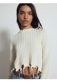 Reserved - Bawełniany sweter z postrzępionymi brzegami - kremowy. Kolor: kremowy. Materiał: bawełna