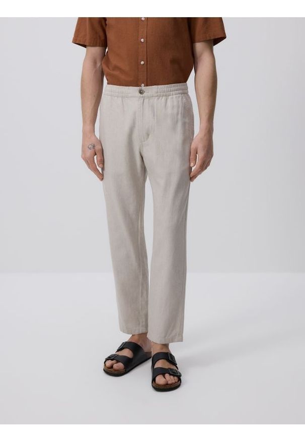 Reserved - Spodnie regular fit z lnem - beżowy. Kolor: beżowy. Materiał: len